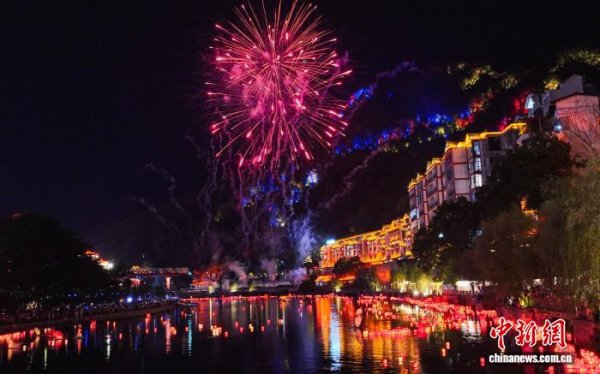 博大策略 科技与民俗融合重焕广西“万盏河灯映资江”千年盛景